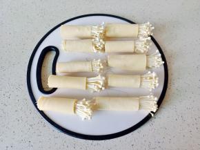 取一张豆皮把金针菇卷起来。