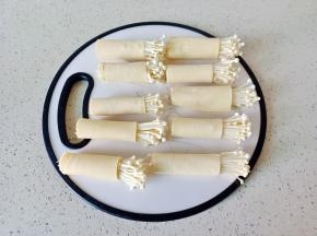 取一张豆皮把金针菇卷起来。
