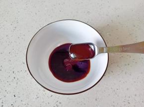 碗里加生抽，蚝油各一勺，加半碗清水拌均匀。