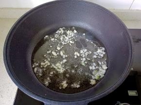热锅凉油下蒜泥炒香。