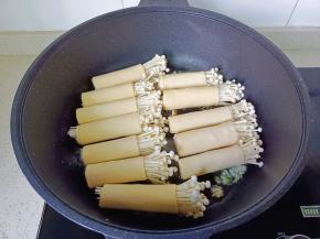 豆皮卷放锅里【卷起来连接处朝下煎】