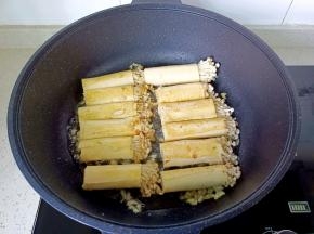 煎至两面微黄。