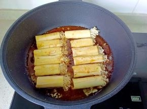 倒入拌好的料汁，开中火炖一会。
