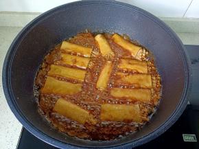 炖到豆皮卷入味，淋上淀粉水勾芡起锅。