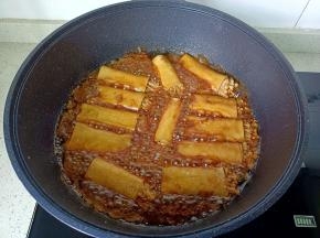 炖到豆皮卷入味，淋上淀粉水勾芡起锅。