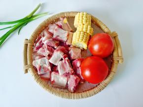 新鲜的排骨剁寸段。