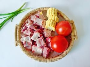 新鲜的排骨剁寸段。