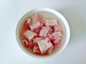 排骨冷水浸泡半小时。
