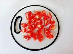 番茄洗净切小块。