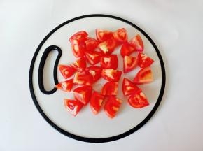 番茄洗净切小块。