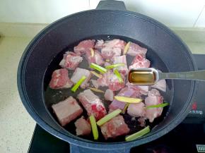 排骨冷水下锅，放葱姜，料酒。