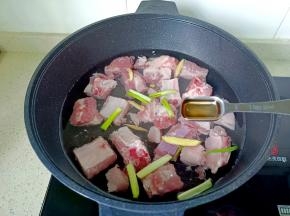 排骨冷水下锅，放葱姜，料酒。