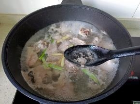 开大火焯水，焯水期间撇去浮沫，捞出洗净控水。