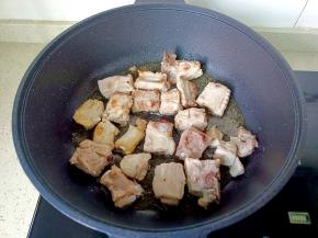 锅里放油，下排骨煎两面金黄。