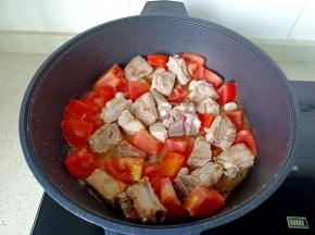 加入番茄块翻炒均匀。