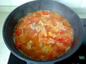 加水没过排骨，大火烧开转中火炖45分钟。