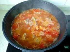 加水没过排骨，大火烧开转中火炖45分钟。