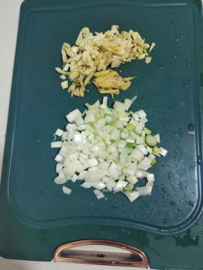 蒜瓣拍碎切成小块，生姜切成丝，大葱切成葱粒备用！