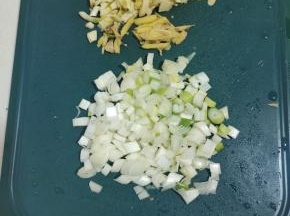 蒜瓣拍碎切成小块，生姜切成丝，大葱切成葱粒备用！