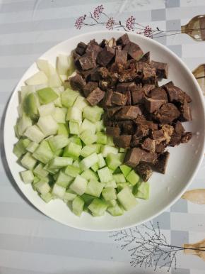 萝卜洗净切成小丁，卤牛肉也切成小块！（如果没有卤牛肉，可以用新鲜的牛肉，切成小块，冷水下锅焯水，再清洗干净上面的浮沫，沥干水分备用！）


