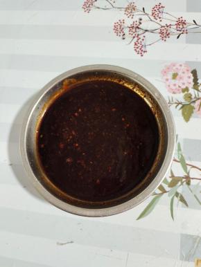 碗中放入两大勺生抽，大半勺老抽，一大勺蚝油，一大勺郫县豆瓣酱，一大勺黄豆酱，两勺麻辣鲜，一勺白糖搅拌均匀调成料汁儿！