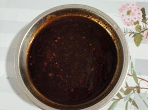 碗中放入两大勺生抽，大半勺老抽，一大勺蚝油，一大勺郫县豆瓣酱，一大勺黄豆酱，两勺麻辣鲜，一勺白糖搅拌均匀调成料汁儿！