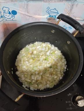 起锅烧油，放入生姜，葱，蒜瓣爆香！