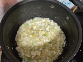 起锅烧油，放入生姜，葱，蒜瓣爆香！
