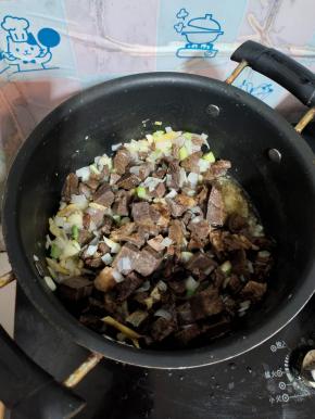 放入牛肉翻炒片刻！