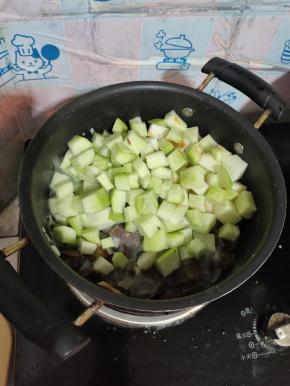 放入萝卜丁翻炒均匀！