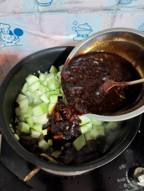 倒入调好的料汁儿翻炒均匀！