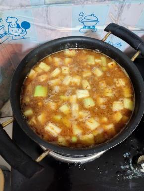 倒入一大壶开水，煮开后，调小火慢炖30分钟！