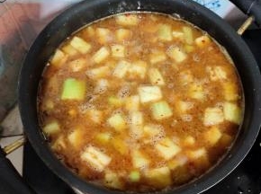 倒入一大壶开水，煮开后，调小火慢炖30分钟！