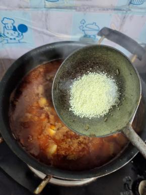 待牛肉和萝卜丁都炖的软烂，放入鸡精和味精调味，红烧牛肉面的卤就做好了！