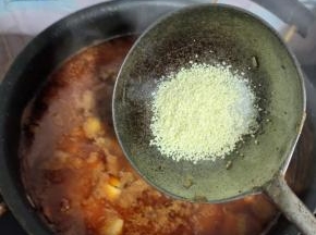 待牛肉和萝卜丁都炖的软烂，放入鸡精和味精调味，红烧牛肉面的卤就做好了！
