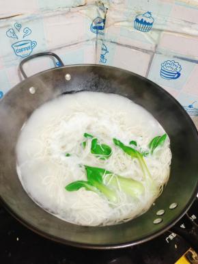 水开，放入面条煮熟！再放入小青菜稍微烫一下！