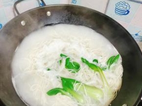 水开，放入面条煮熟！再放入小青菜稍微烫一下！