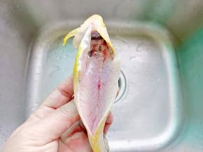 剪刀剪开鱼肚清理干净，把鱼鳞刮干净。