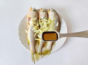 淋上一勺料酒。