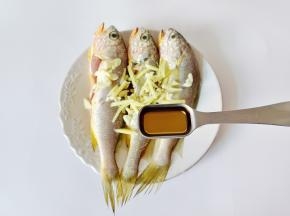 淋上一勺料酒。