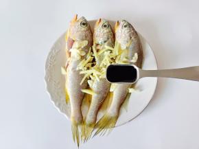 淋上一勺生抽。