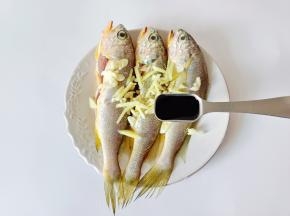 淋上一勺生抽。