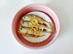 把盘子放入蒸屉里。