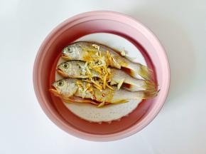 把盘子放入蒸屉里。