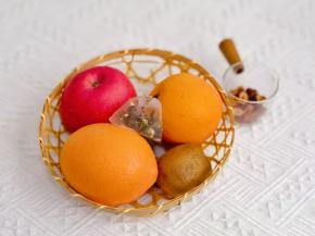准备食材，橙子一定先用盐搓洗表皮，这样煮出来的茶才不会苦，苹果，金桔用盐搓洗。