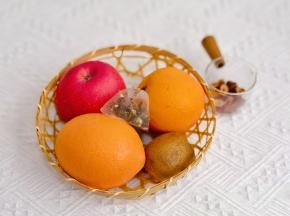 准备食材，橙子一定先用盐搓洗表皮，这样煮出来的茶才不会苦，苹果，金桔用盐搓洗。