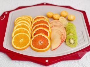 所有水果切片，橙子不要切太薄，金桔对半切开去籽。