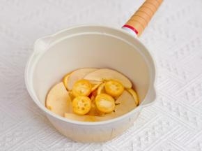 摆入苹果片，金桔。