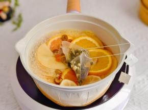 加入蜜桃乌龙茶煮1分钟关火。