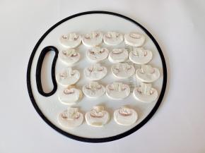 蘑菇用盐水清洗干净，切成片。